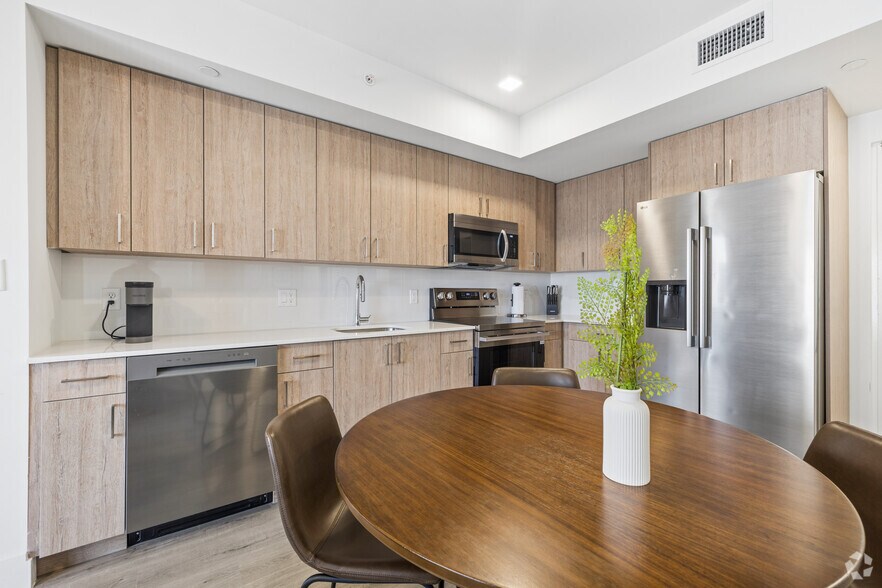 More Photos Of 1025 E 25th St, Hialeah Coworking Space