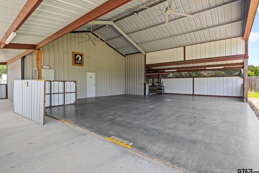 More Photos Of 908 W Broadway St, Winnsboro Flex For Sale