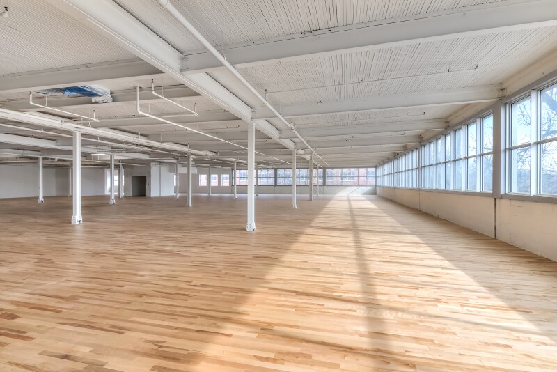 More Photos Of 2260 Av Aird, Montréal Light Distribution For Lease
