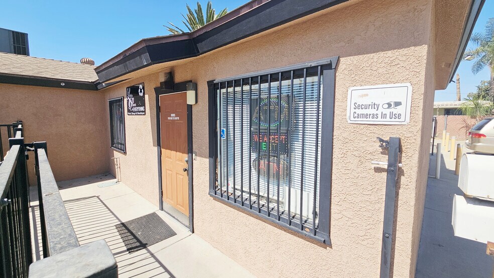 More Photos Of 306-308 Roberts Ln, Bakersfield Storefront Retail Residential For Sale