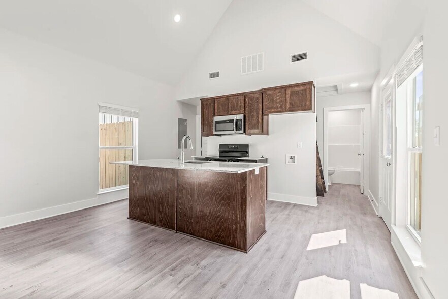 More Photos Of 20048 County Road 4118 Rd, Lindale Apartments For Sale