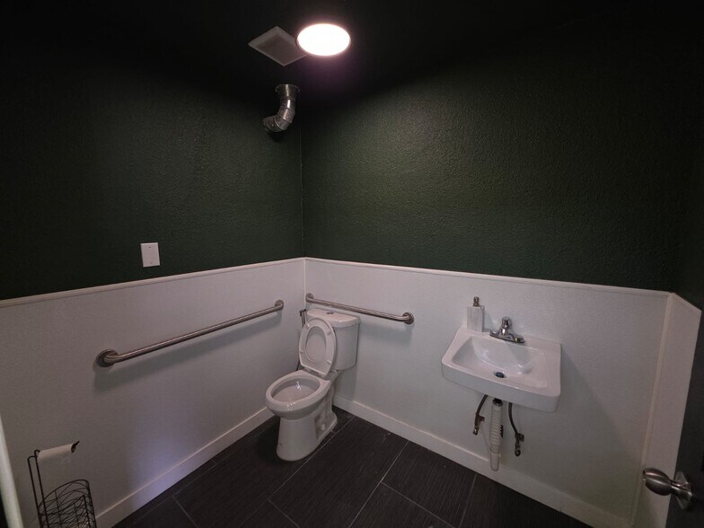 More Photos Of 2837 S Broadway, Englewood Storefront For Lease