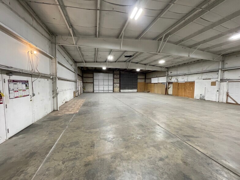 More Photos Of 680 SE 13th St, Ontario Showroom For Lease