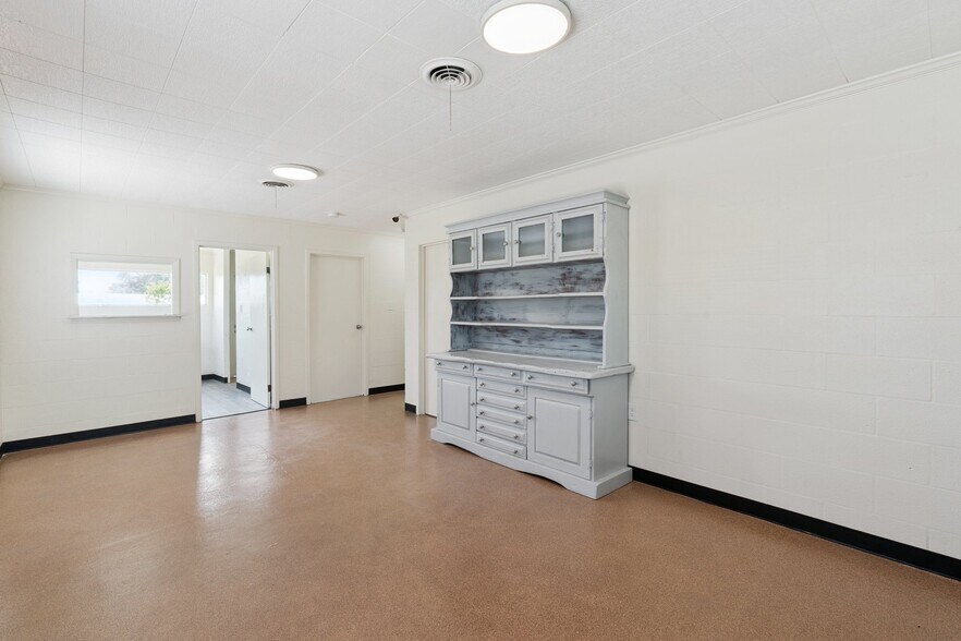 More Photos Of 560 Saint John St, Bay Saint Louis Office For Sale