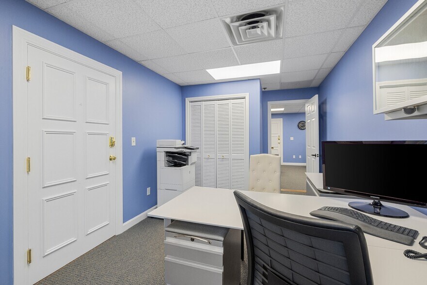 More Photos Of 10 Cedar St, Woburn Office For Sale