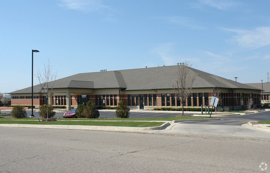 More Photos Of 650 Dakota St, Crystal Lake Medical For Lease