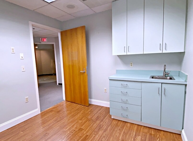 More Photos Of 3 Woodland Rd, Stoneham Medical For Lease