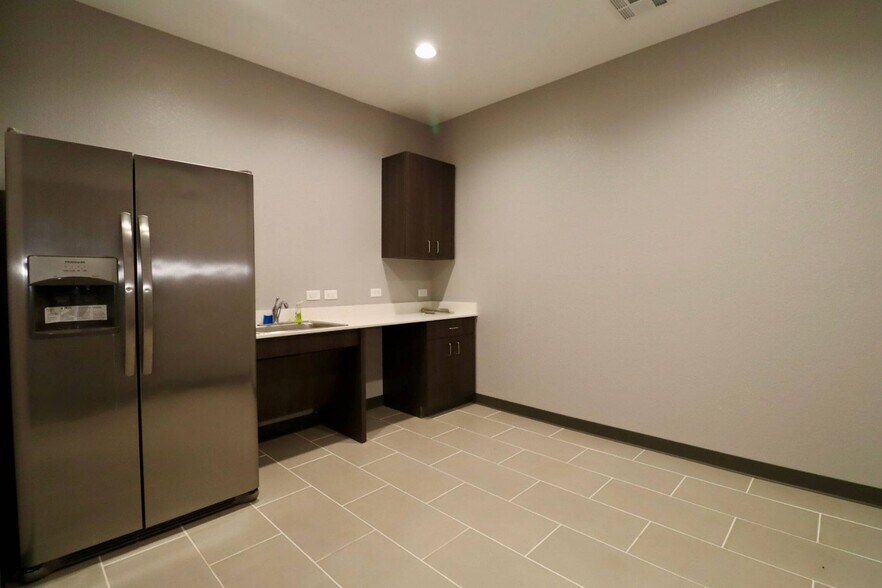 More Photos Of 800 Bonaventure Way, Sugar Land Office For Sale