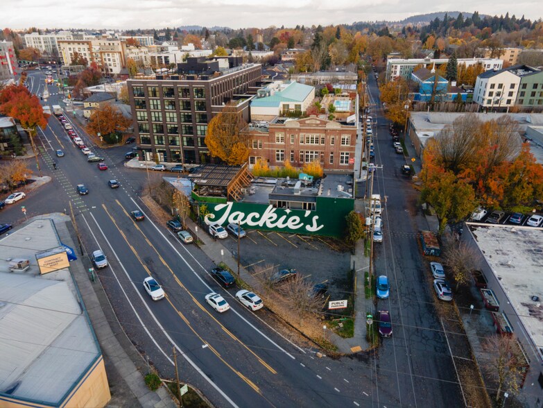 More Photos Of 930 SE Sandy Blvd, Portland Freestanding For Sale