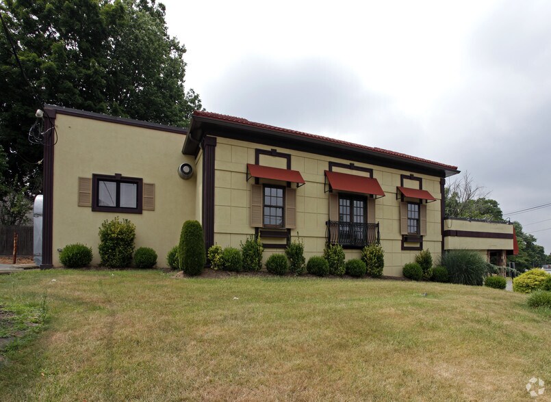 More Photos Of 30 Pompton Ave, Cedar Grove Restaurant For Sale