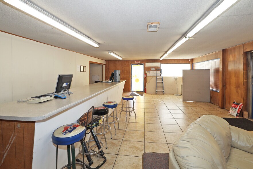 More Photos Of 1841 S Bolton St, Amarillo Auto Repair For Sale