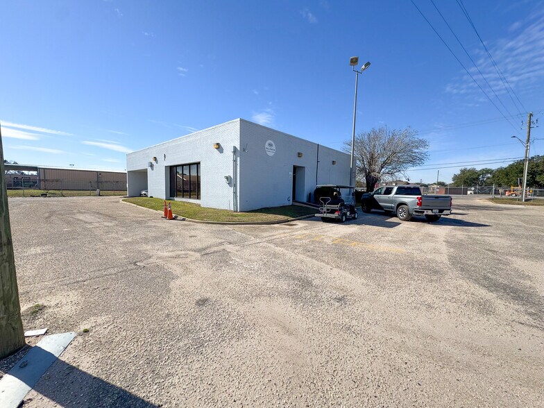 More Photos Of 1808 S Craft Hwy, Chickasaw Office For Lease