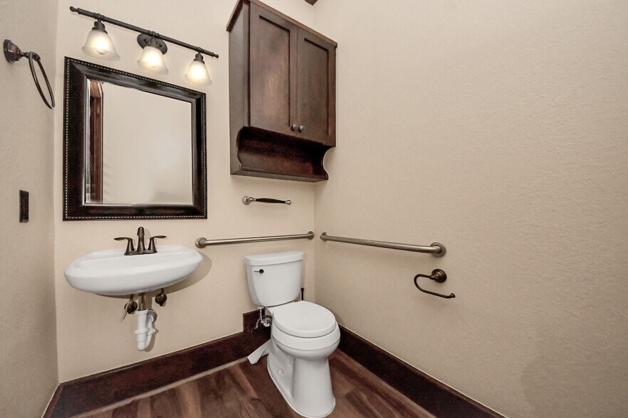 More Photos Of 12516 Cutten Rd, Houston Medical For Lease