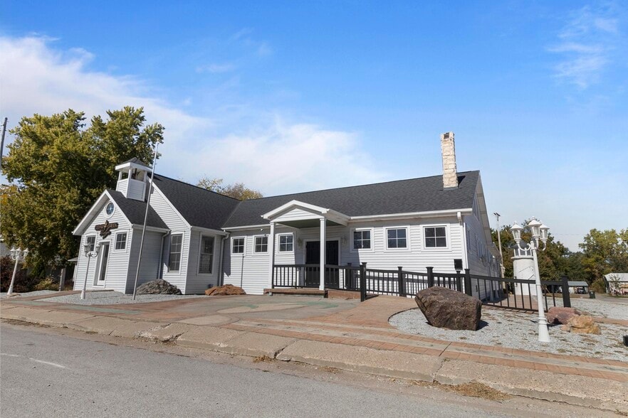 More Photos Of 109 E B St, Cedar Creek Freestanding For Sale