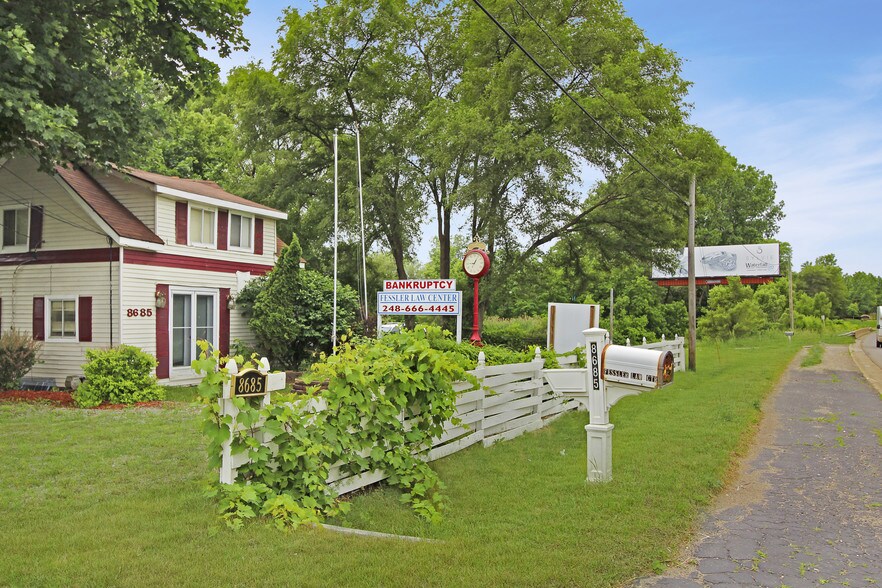 More Photos Of 8685 Highland Rd, White Lake Office For Sale