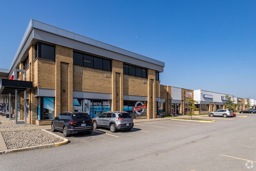 More Photos Of 1151-1179 Autoroute 440, Laval Light Distribution For Lease