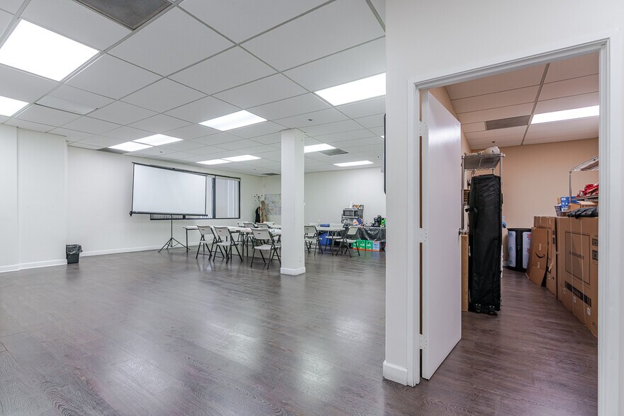 More Photos Of 9142 Independence Ave, Chatsworth Manufacturing For Sale