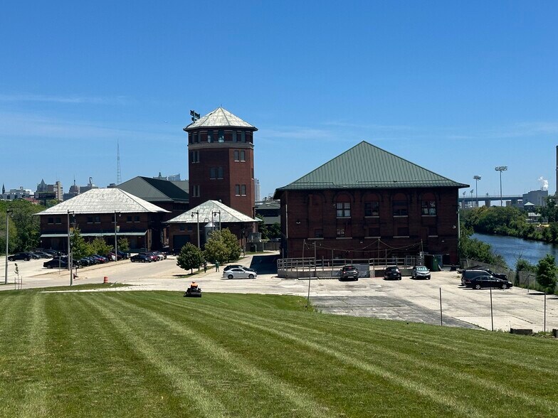 More Photos Of 2215 W Mount Vernon Ave, Milwaukee Freestanding For Sale