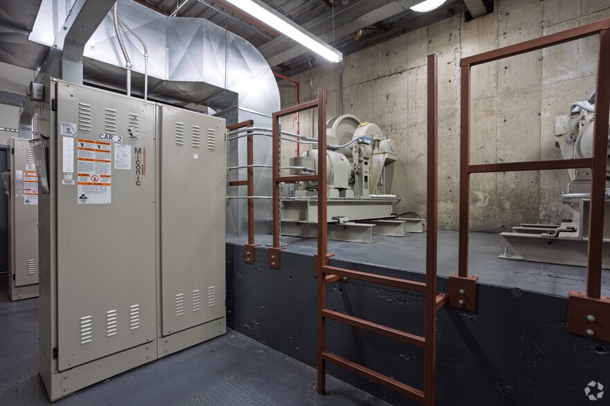 More Photos Of 3100 Broadway St, Kansas City Office For Sale