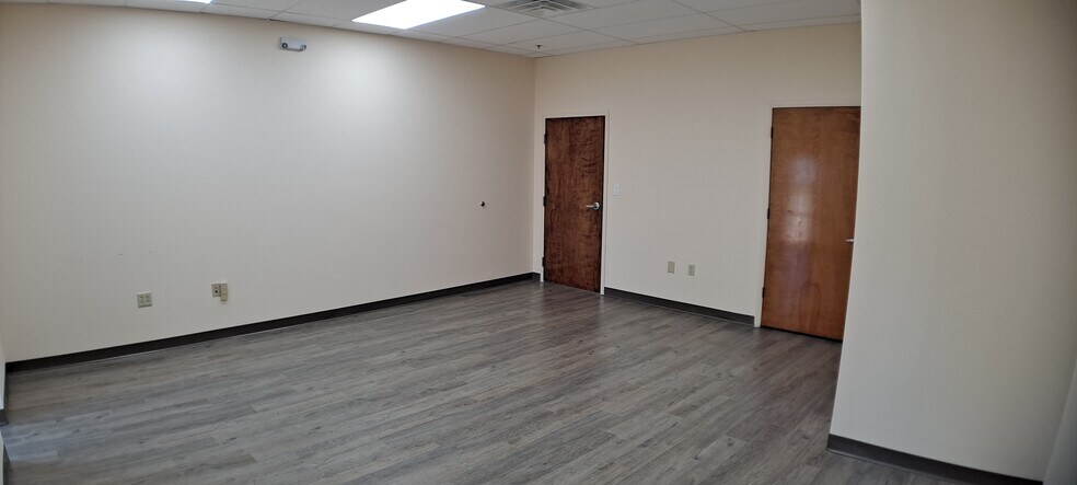 More Photos Of 5000 Park St N, Saint Petersburg Flex For Lease
