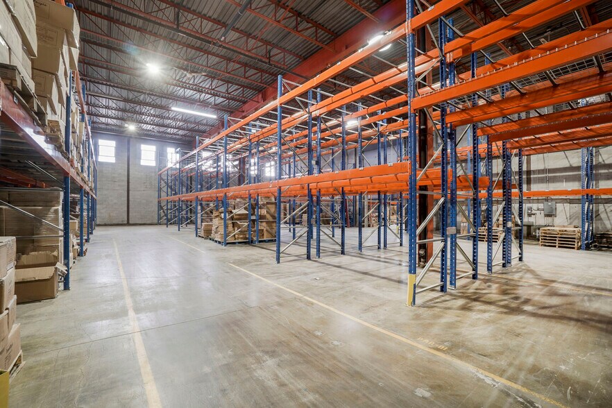 More Photos Of 1280 Boul Jules-Poitras, Montréal Warehouse For Lease
