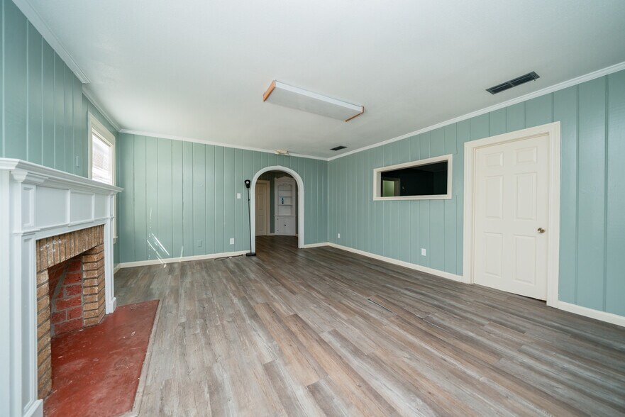 More Photos Of 1505 E Marshall Ave, Longview Medical For Sale