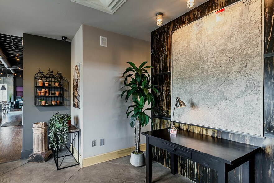 More Photos Of 3344 Central Pky, Cincinnati Storefront For Lease