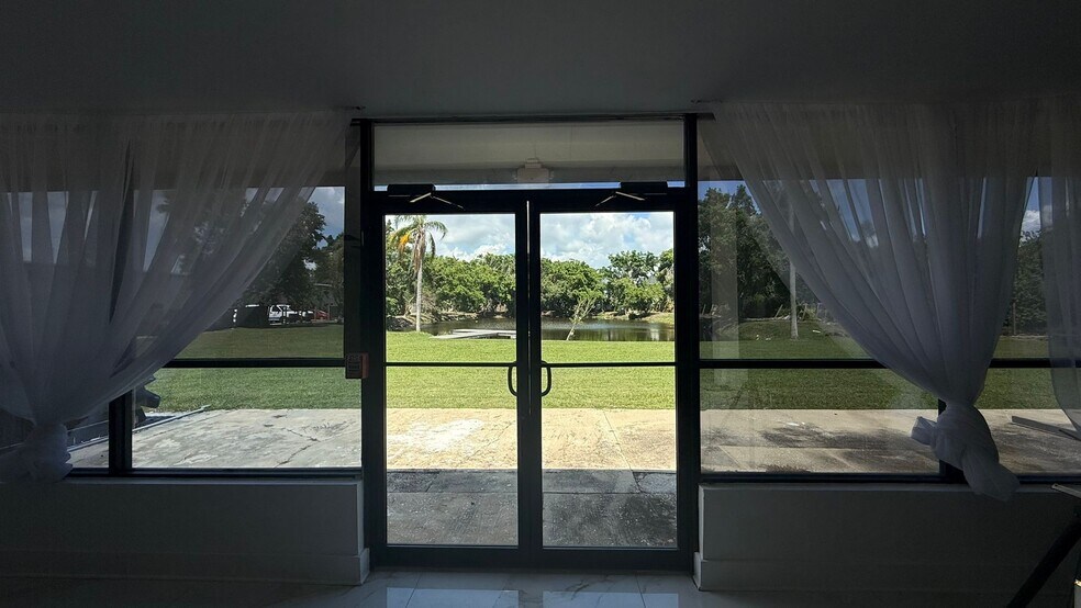 More Photos Of 5051 66th St N, Saint Petersburg Office For Sale