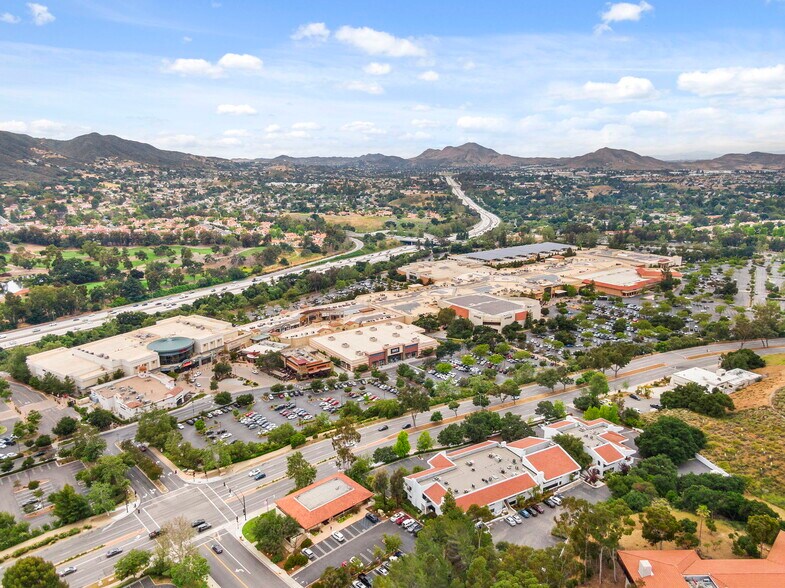 More Photos Of 299 W Hillcrest Dr, Thousand Oaks Loft Creative Space For Lease