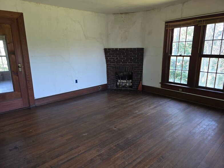 More Photos Of 328 Buckmarsh St, Berryville Flex For Sale