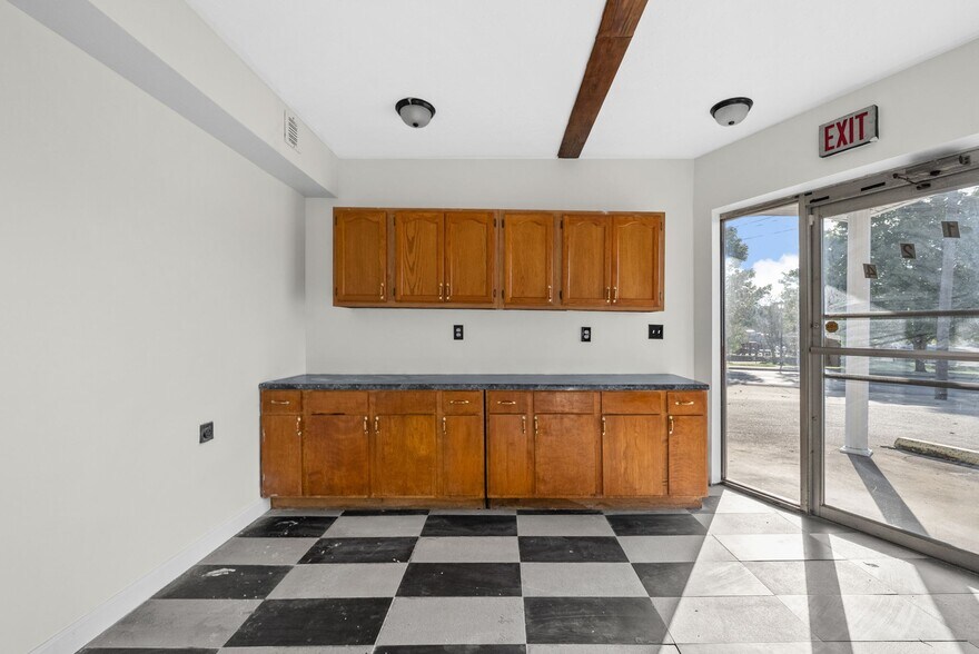 More Photos Of 124 10th St, Clarksville Flex For Sale