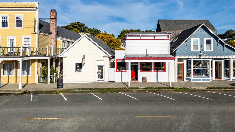 More Photos Of 45070 Main St, Mendocino Bar For Sale