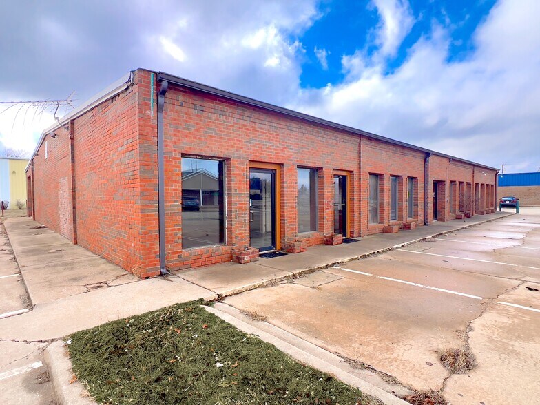 Primary Photo Of 802-806 Wynan Ct, Anadarko Medical For Sale