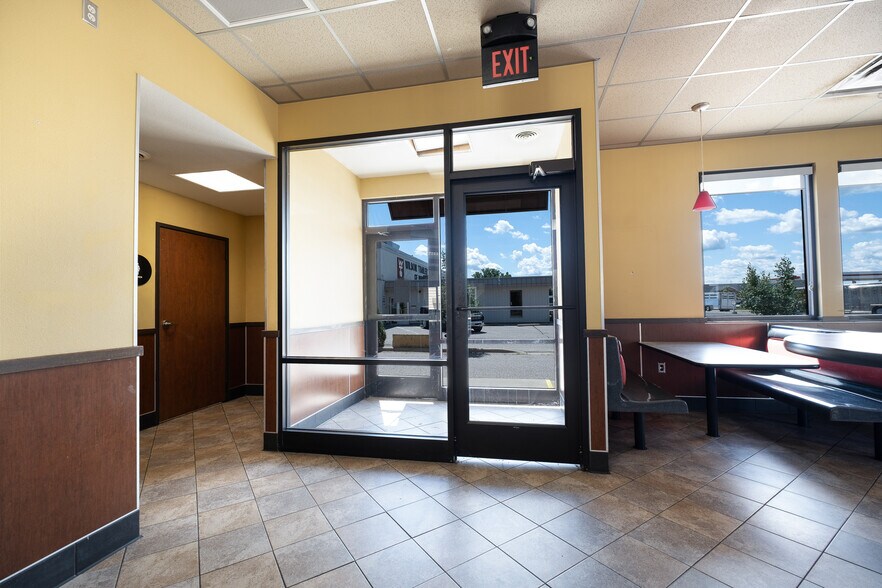 More Photos Of 101 W Lind St, Mankato Fast Food For Lease