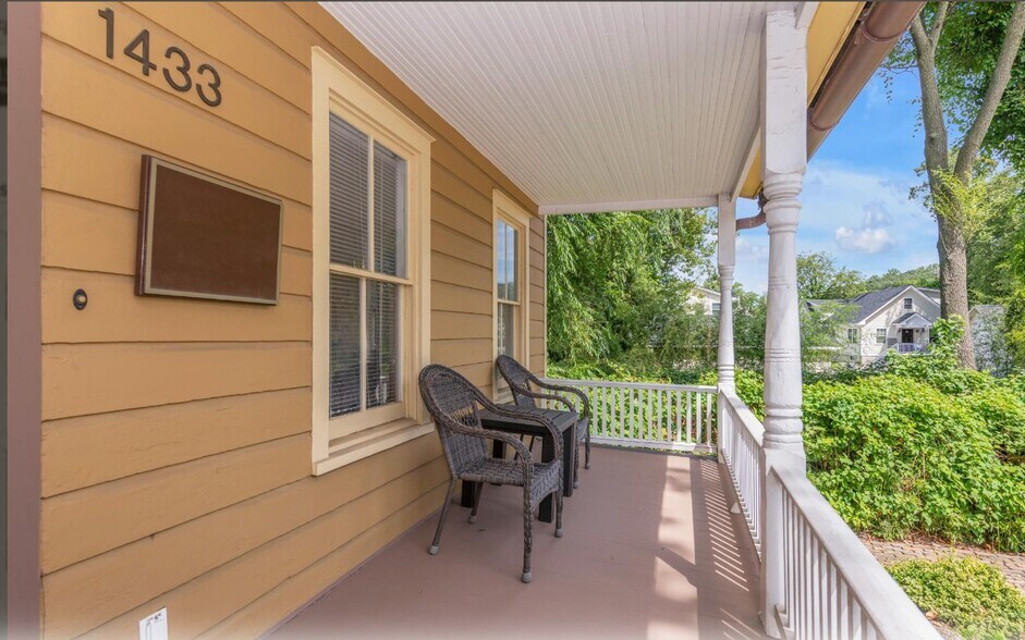 More Photos Of 1433 Old Northern Blvd, Roslyn Office For Lease