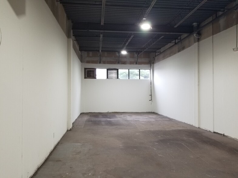 More Photos Of 18775 N Frederick Rd, Gaithersburg Warehouse For Lease