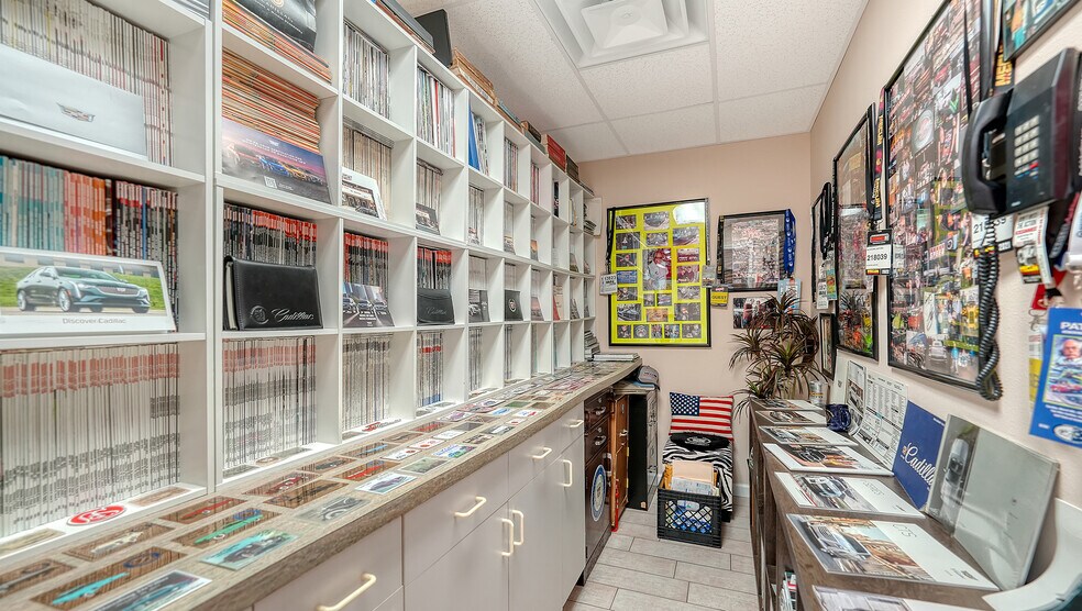 More Photos Of 2111 Whitfield Park Dr, Sarasota Showroom For Sale