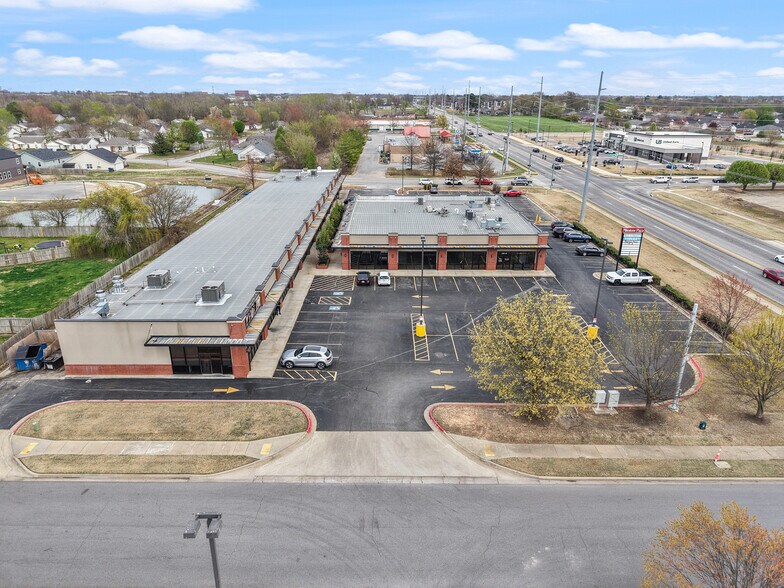 More Photos Of 2500-2502 SW 14th St, Bentonville Unknown For Lease