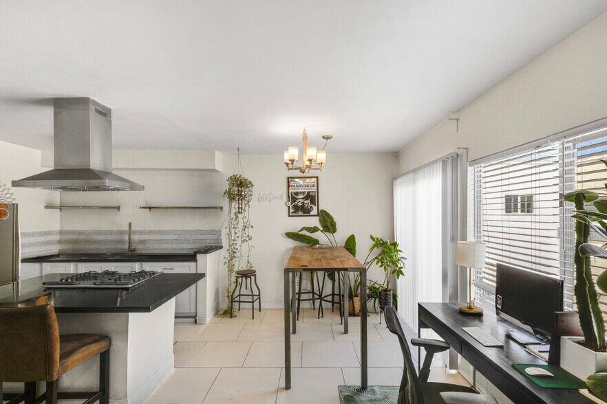 More Photos Of 944 N Orange Grove Ave, Los Angeles Apartments For Sale