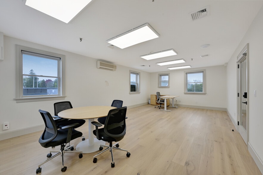 More Photos Of 55 Newtown Ln, East Hampton Storefront Retail Residential For Lease