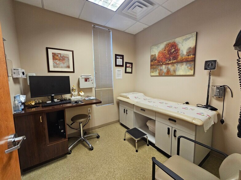 More Photos Of 400 Montauk Hwy, West Islip Medical For Lease