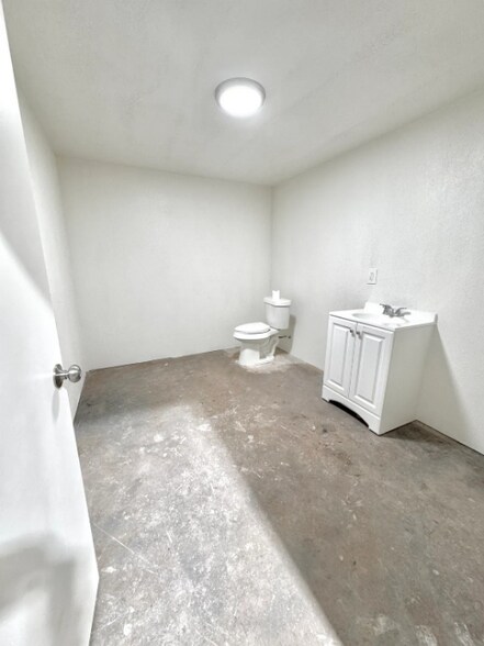 More Photos Of 2900 SE 29th St, Oklahoma City Service For Sale