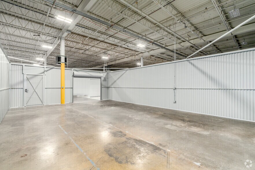 More Photos Of 900 Pressley Rd, Charlotte Warehouse For Lease