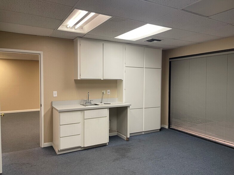 More Photos Of 5070 N 6th St, Fresno Office For Lease