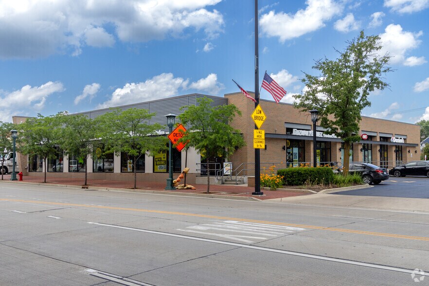 More Photos Of 636 Deerfield Rd, Deerfield General Retail For Lease