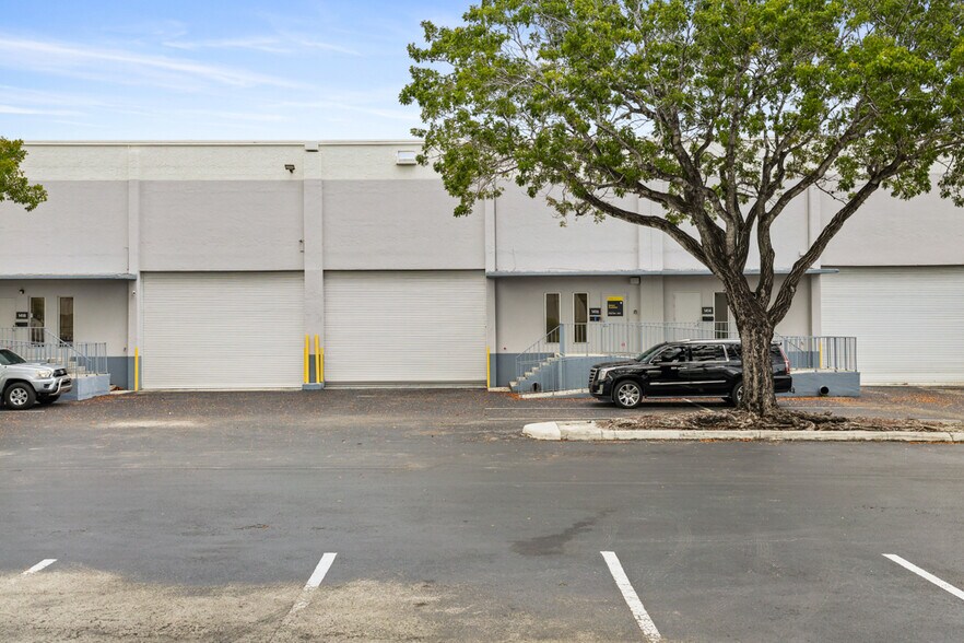 More Photos Of 1400-1466 NW 82nd Ave, Doral Refrigeration Cold Storage For Lease