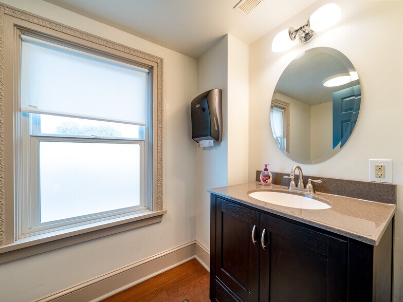 More Photos Of 35 Main St, Scottsville Office For Sale