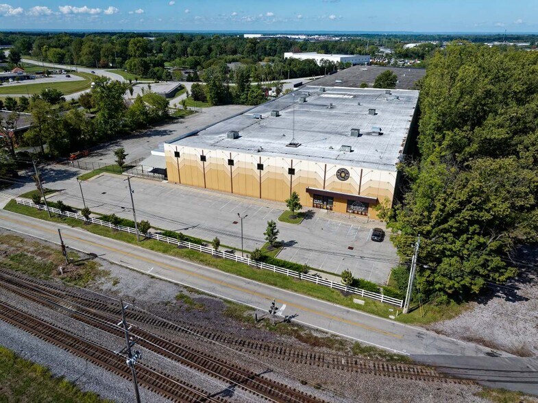 More Photos Of 12415 Old Lagrange Rd, Louisville Warehouse For Lease