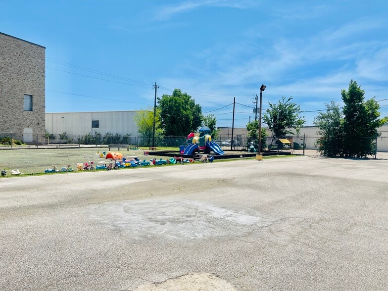 More Photos Of 7338 McHenry St, Houston Storefront Retail Office For Sale