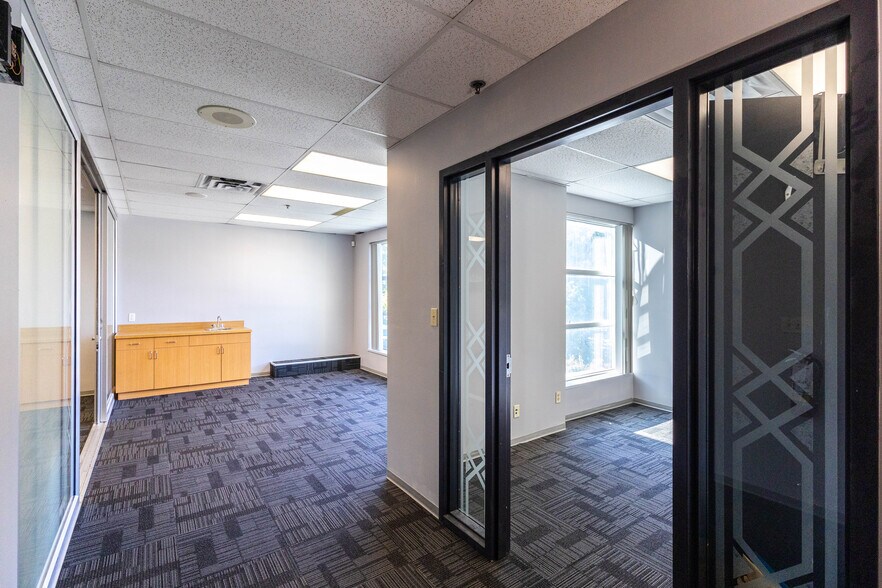 More Photos Of 3871 N Fraser Way, Burnaby Showroom For Sale